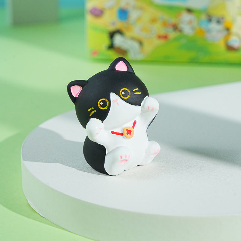 Original Design! Cute and Lively Cat Resin Ornament for Car Dashboards and Office Tables