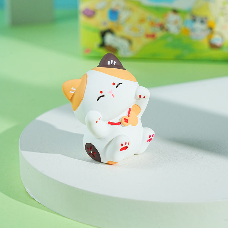 Original Design! Cute and Lively Cat Resin Ornament for Car Dashboards and Office Tables