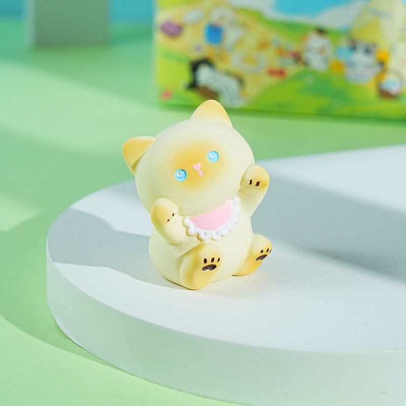 Original Design! Cute and Lively Cat Resin Ornament for Car Dashboards and Office Tables