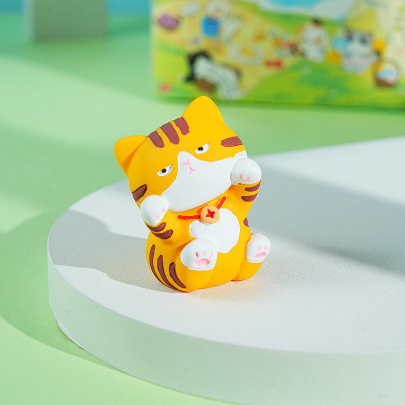 Original Design! Cute and Lively Cat Resin Ornament for Car Dashboards and Office Tables